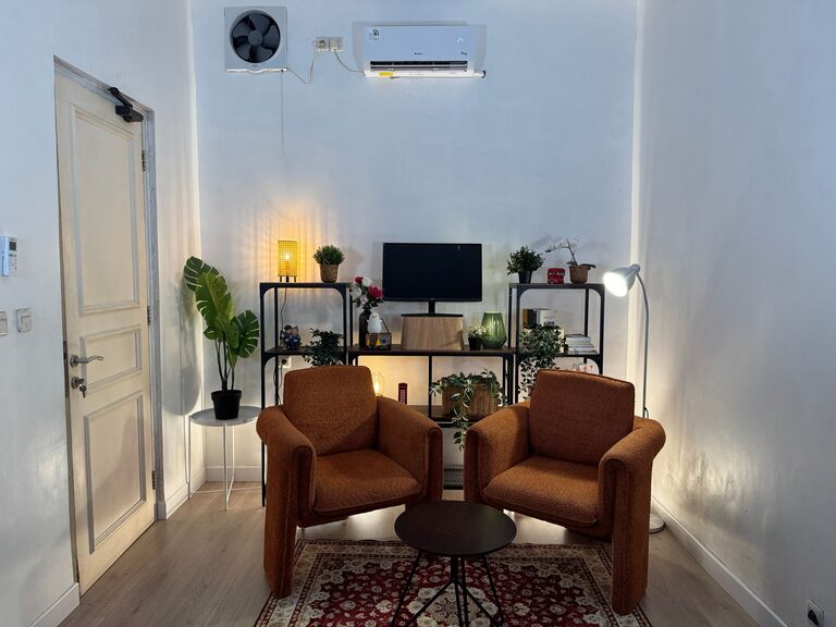 Creative Ways to Organize and Decorate Small Living Spaces Efficiently
